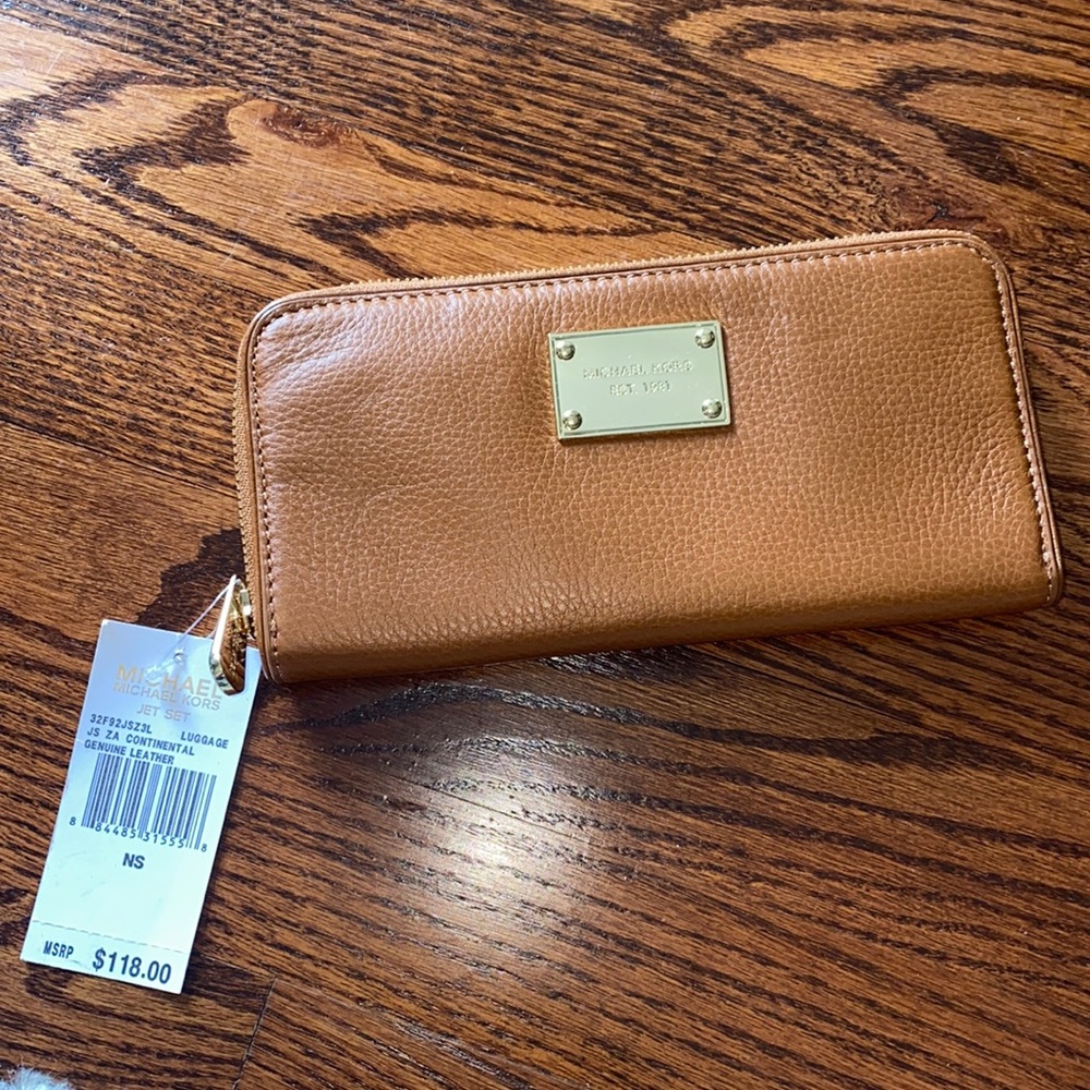New 💛 Michael Kors Luggage wallet